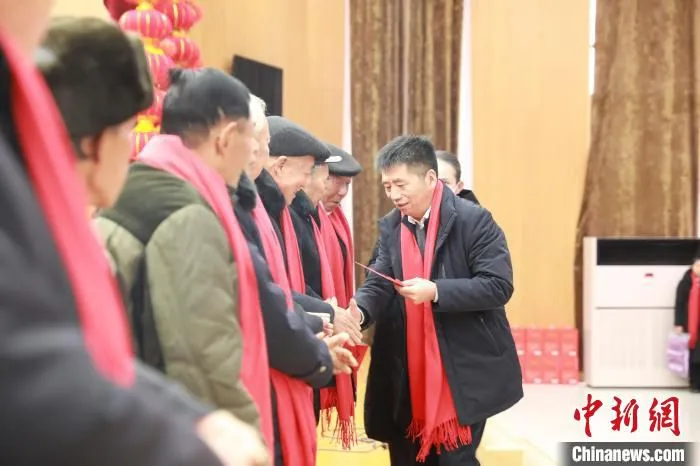 县委书记朱林为大包干带头人集体发放分红。　陈华斌 摄