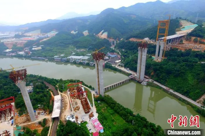 沙溪大桥是莆炎高速公路的重要控制性工程。　王东明 摄
