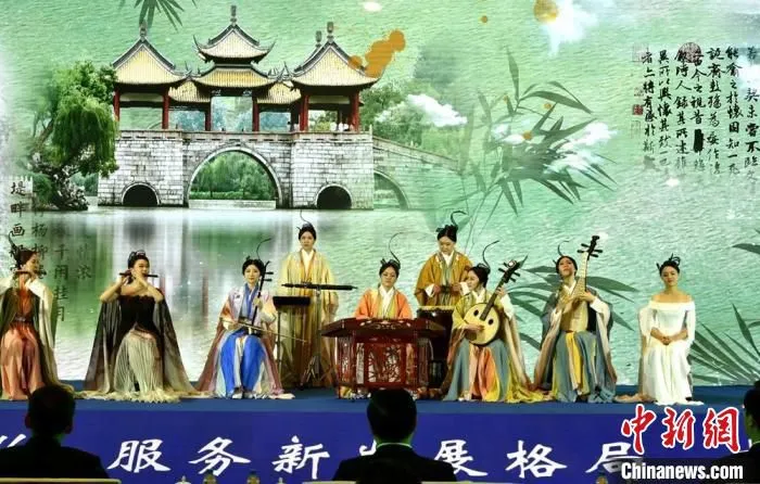 上海音乐学院10位艺术家在会上表演传统音乐创新合奏作品。　朱志庚 摄