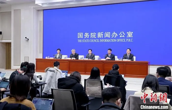 3月17日，国务院新闻办公室在北京举行新闻发布会，介绍2022年“清朗”系列专项行动有关情况。国家互联网信息办公室副主任盛荣华、网络综合治理局局长张拥军、网络管理技术局局长于永河、网络传播局负责人张勇出席并答记者问。 中新社记者 张宇 摄 