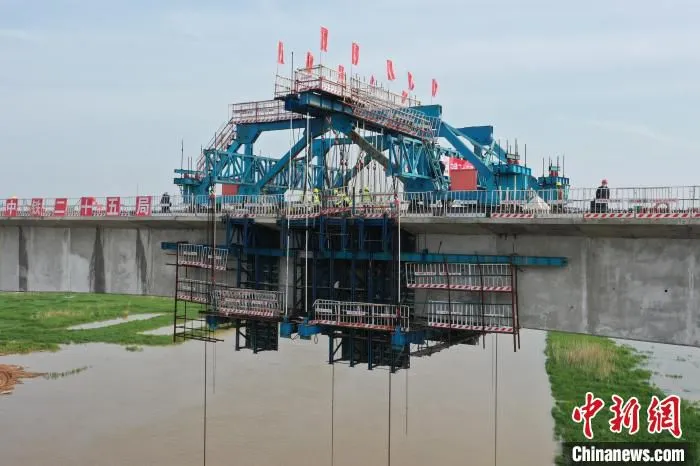 图为4月3日，航拍下的昌景黄高铁金溪湖特大桥建设工地，施工人员正在进行大跨度连续梁浇筑作业。　鲍赣生 摄
