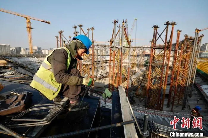 图为北京工人体育场改造复建现场。　中新社记者 富田 摄