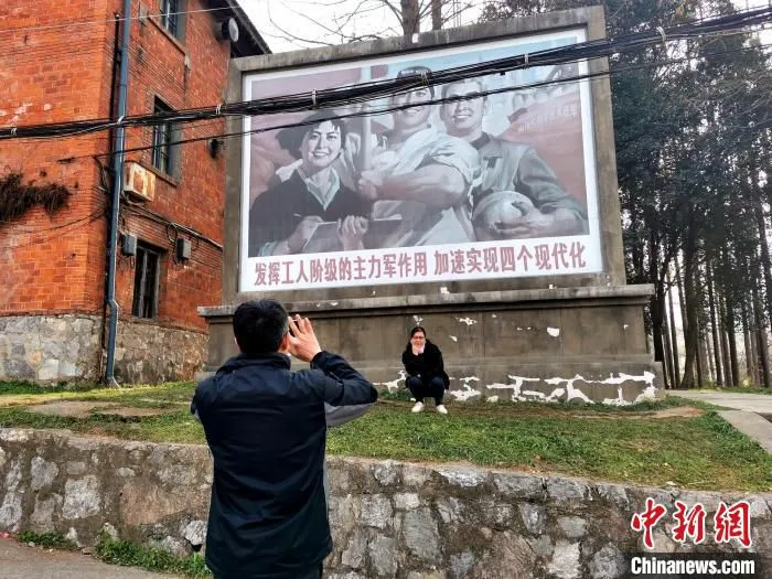 游客打卡电影《你好，李焕英》取景地湖北卫东机械厂(资料图) 胡传林 摄