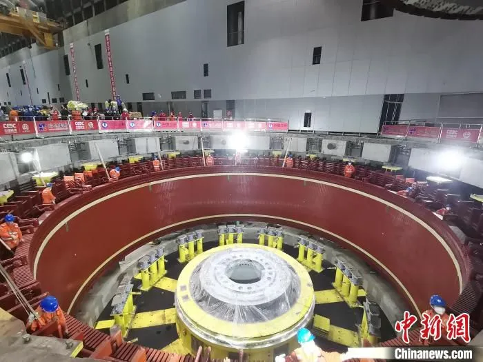 白鹤滩水电站第14台百万千瓦机组转子吊装过程。　刘美玉 摄