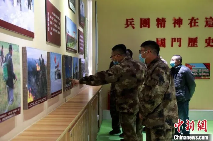 4月5日，在新疆兵团第十师一八六团在戍边文化馆内，参观者络绎不绝。　郝胜忠 摄