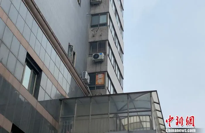 北京市海淀区某开在公寓楼里的美甲店 宫宏宇 摄