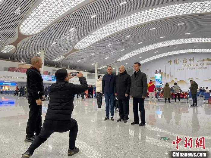 民众在台州站内合影留念。　张煜欢 摄