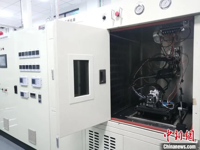 产业创新服务综合体检验检测机器 施紫楠 摄