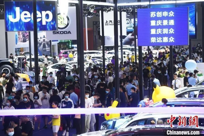 图为汽车展览会吸引众多民众前来参观、选购。　陈超 摄