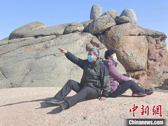 游客在草原石城奇石前拍照留念。　古丽娜 摄