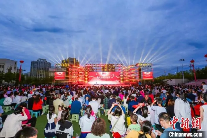 图为兰州高新区在辖区定远镇举行以“高新儿女心向党”为主题的文艺晚会。(资料图) 兰州高新区供图