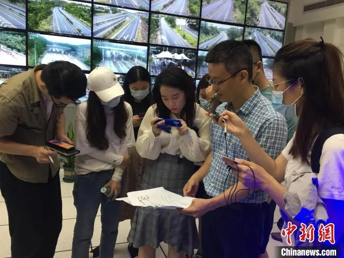 图为梅河高速东御公司负责人在接受“沿着高速看中国(广东)”采访团记者采访。　宋秀杰 摄