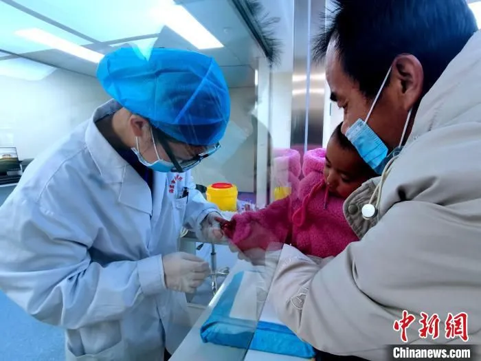 图为患者在采血窗口。　李隽 摄