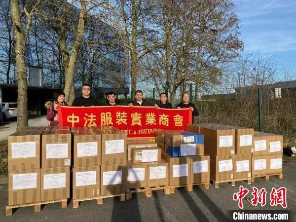 池万锋(左三)和中法服装实业商会会员捐赠物资 池万锋供图