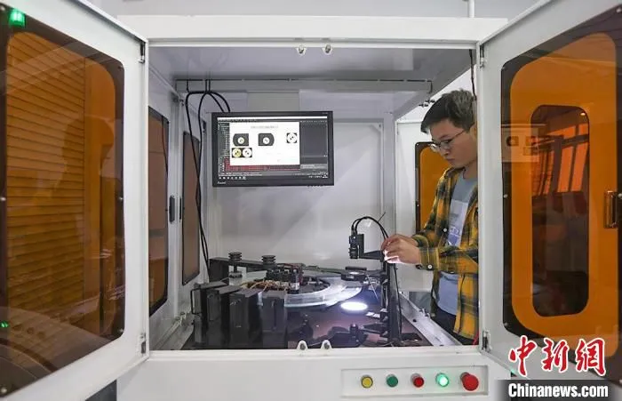 南京航空航天大学无锡研究院内，项目团队的研究生在调试设备。　泱波 摄