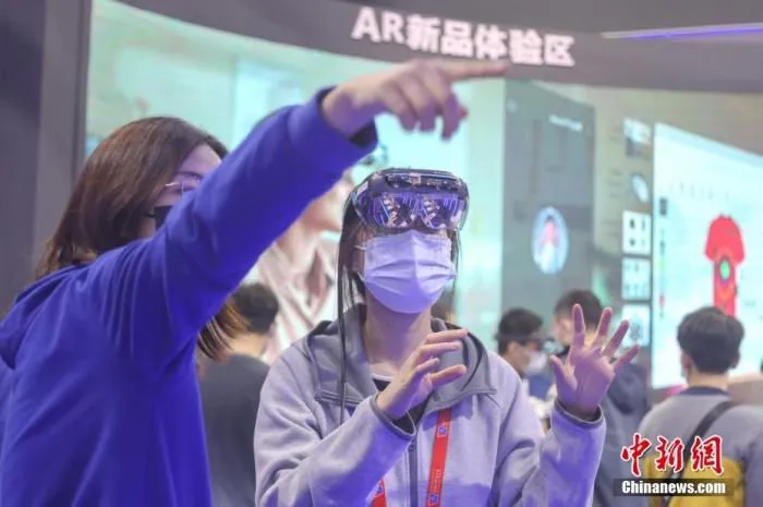 10月19日，江西南昌，众多市民在2021世界VR产业博览会现场感受各类前沿科技魅力。(资料图) 刘力鑫 摄