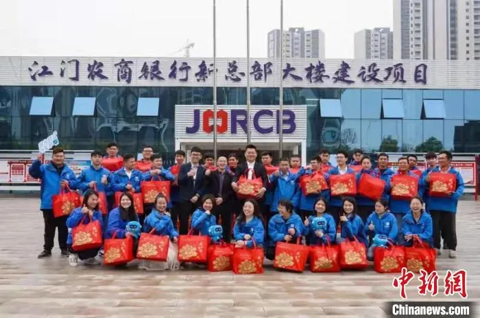 “新春慰问送温暖，情系一线暖人心”活动走进江门农商银行新总部大楼项目部 谢敏飘 摄