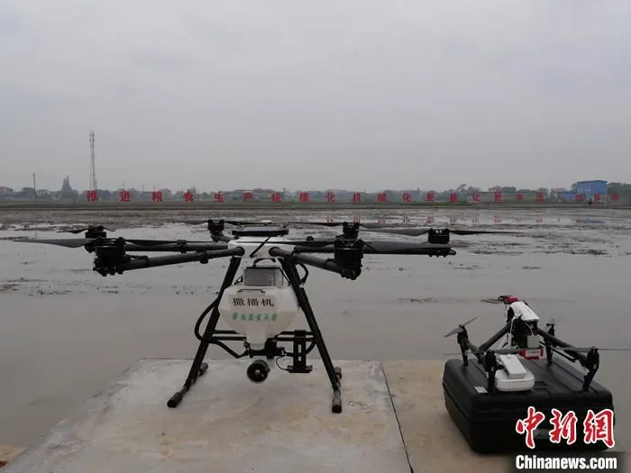 图为记者拍摄的撒播机等设备。中新社记者 王昊昊 摄
