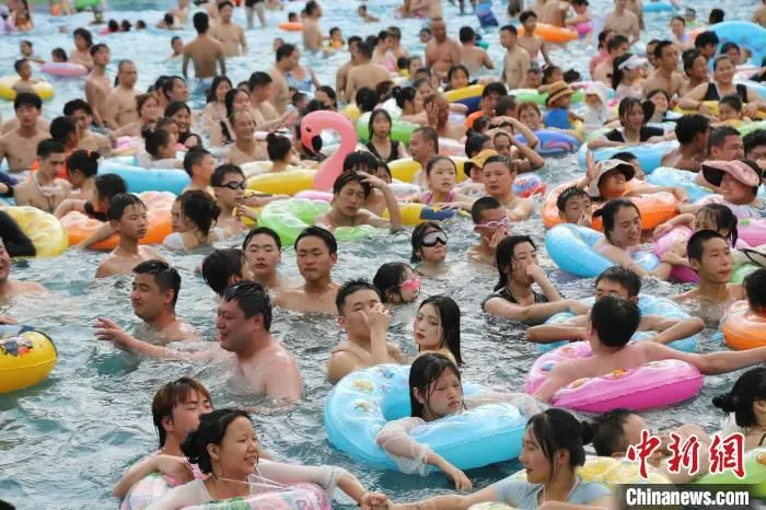 近日，重庆市民在某水上乐园内戏水纳凉。 杨孝永 摄