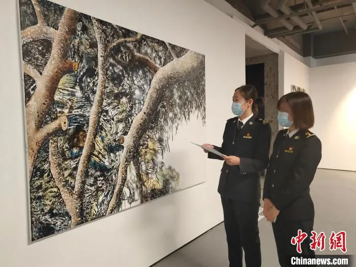 图为北京海关所属天竺海关关员对中国文物博览会进口展品进行现场监管。　北京海关供图 摄影 张琳
