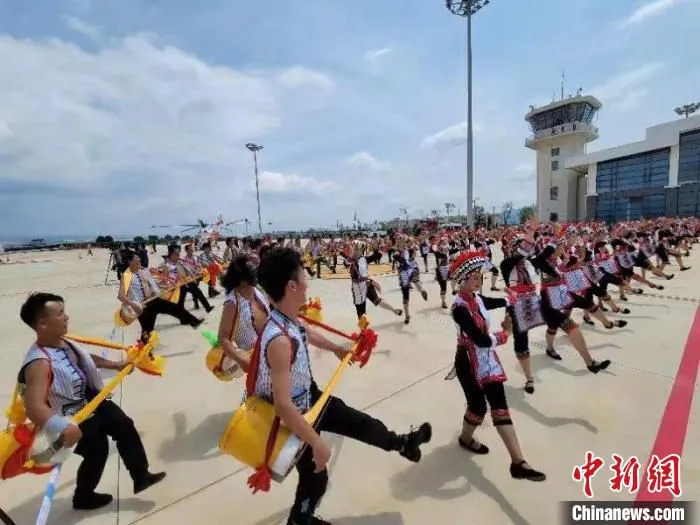 图为云南红河弥勒东风机场开航仪式现场。　倪嘉云 摄