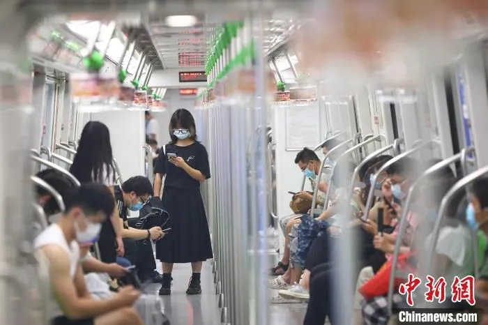 车厢里的乘客。　泱波 摄