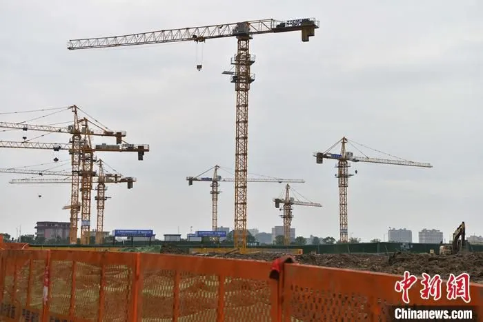 6月16日，福建福州，一处正在建设中的房地产楼盘。中新社记者 张斌 摄