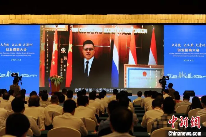 泰国文化经济协会会长张扬视频贺电。　张金川 摄