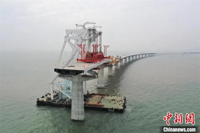 深中通道海域段引桥箱梁架设突破8.5千米 中铁大桥局供图