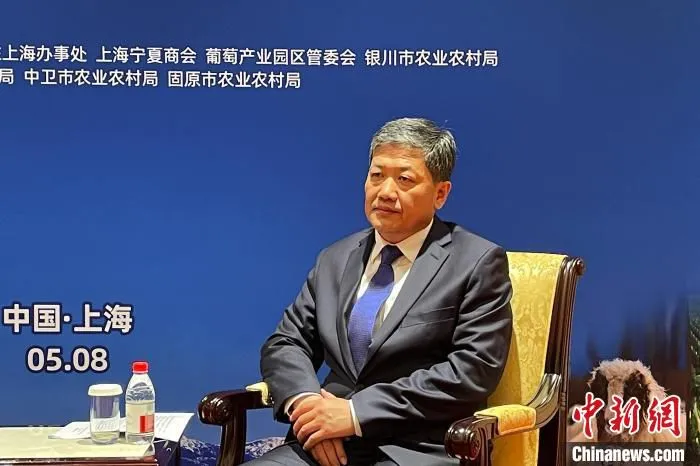 宁夏农村农业厅党组书记滑志敏接受媒体采访。　李佩珊 摄