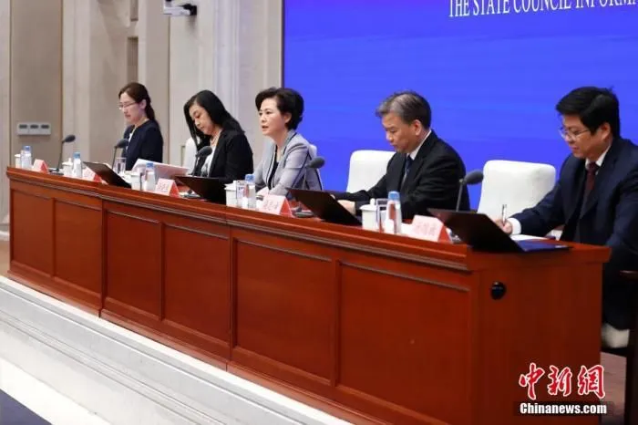 5月18日，中国国务院新闻办公室在北京举行国务院政策例行吹风会，请工业和信息化部副部长徐晓兰、中小企业局局长梁志峰和中国银保监会普惠金融部负责人毛红军、国家统计局工业统计司负责人汤魏巍介绍支持中小企业纾困解难健康发展有关情况，并答记者问。 中新社记者 富田 摄