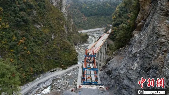 深山峡谷中正在进行桥梁架设施工现场。　四川路桥供图