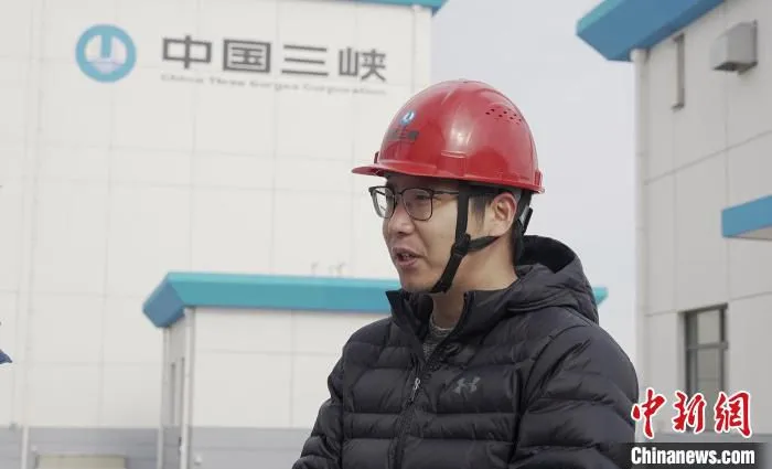 三峡新能源盐城大丰有限公司工程管理部主任王振双介绍H8-2海上风电项目。　谷华 摄