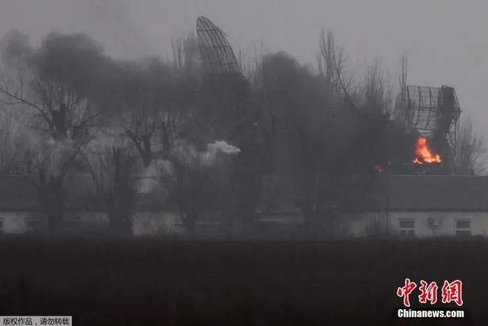 当地时间2月24日，乌克兰马里乌波尔，在俄罗斯总统普京24日宣布在顿巴斯地区展开军事行动后，马里乌波尔机场附近的一处军事设施起火。
