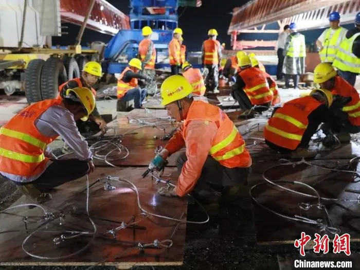 工人师傅们安全完成最后一片梁架设现场。　中铁十一局供图