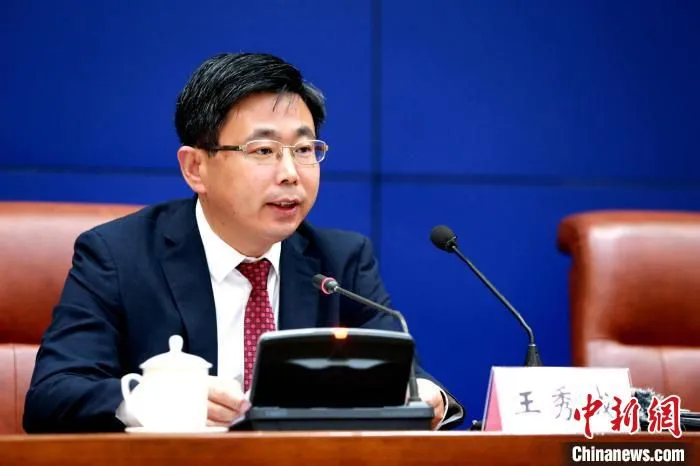 平阴县委副书记、县长王秀成在发布会上介绍有关情况。　梁犇 摄
