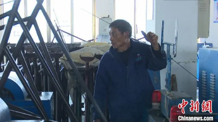 工人正在制作工业用刷的刷丝。　刘鸿鹤 摄