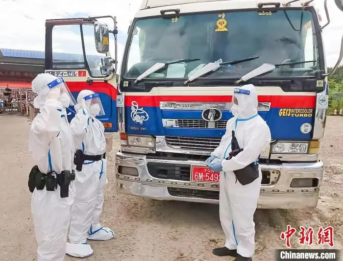 图为畹町边检站民警对人员信息进行查验。　畹町边检站供图