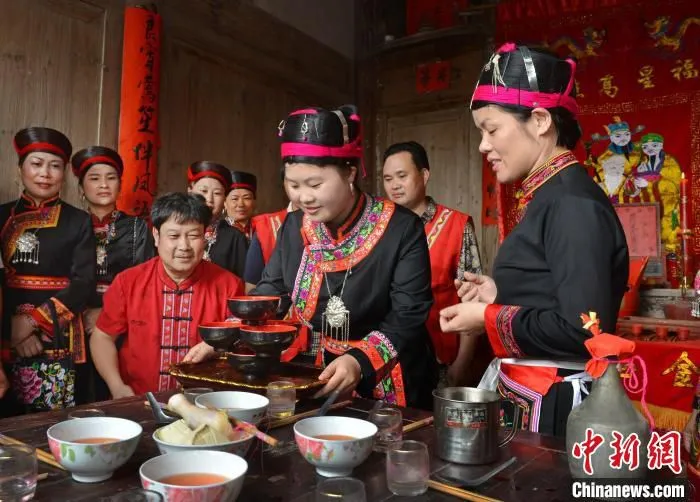 资料图：福安畲族婚庆女方家招待男方的“宝塔茶”。　丁立凡 摄