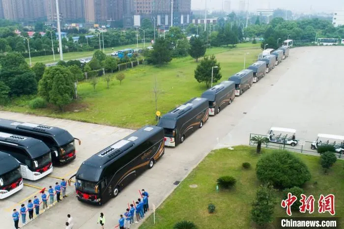南昌经开区新能源汽车及零部件产业成为江西省战略性新兴产业集聚区。图为2020年6月2日，江西凯马百路佳有限公司内，52辆豪华新能源客车缓缓驶出发往中东市场。(资料图) 刘占昆 摄