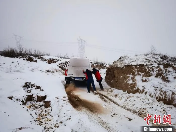 山西北部迎来降雪，保电人员在山区开展巡检。　许志强 摄