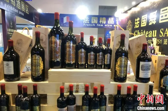 图为展出的法国红酒。　吴鹏泉 摄