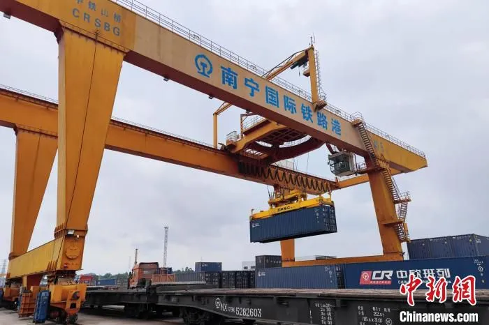 图为南宁货运中南宁国际铁路港正在有条不紊的将中越班列集装箱装上火车 韦振聪 摄