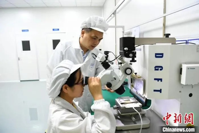 图为璧山某企业技术人员在研发中心忙碌。　曾清龙 摄