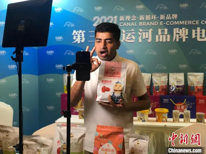 来自巴基斯坦的沙杰如今在宿迁从事电商行业。　刘林 摄