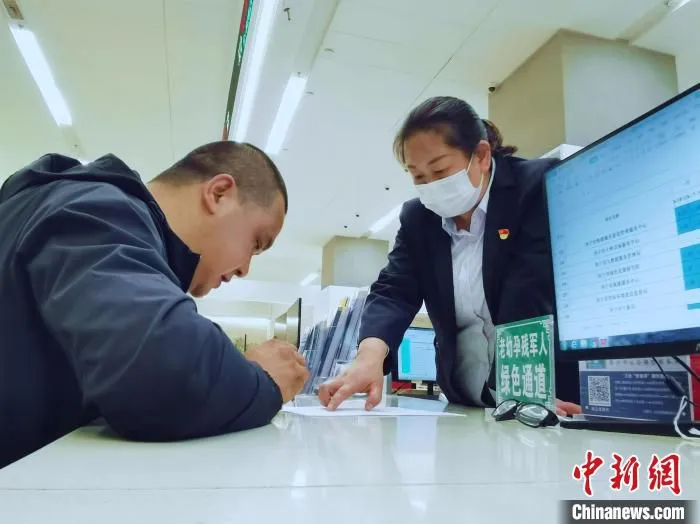 图为西宁市民办理社保业务。　张添福 摄
