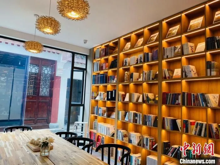 新建村书香文化礼堂欢喜书店 李典 摄