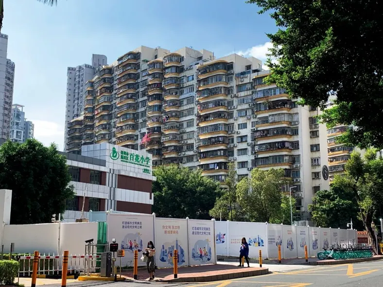 深圳福田区百花小学所在的百花片区是深圳“最强学区”，15个花园小区中最高时某小区小户型房价超过30万元/平方米。2021年深圳二手住房成交参考价以及拟出台的学区政策，对该片区二手房交易有较大影响。摄影/本刊记者杨智杰