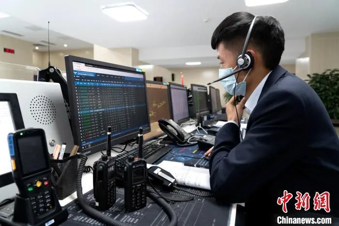 图为机场工作人员了解相关动态。 程征宇 摄 图为机场工作人员了解相关动态。 程征宇 摄