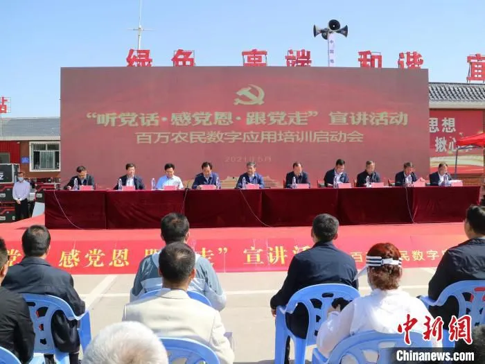现场签署战略合作协议。　石羽佳 摄